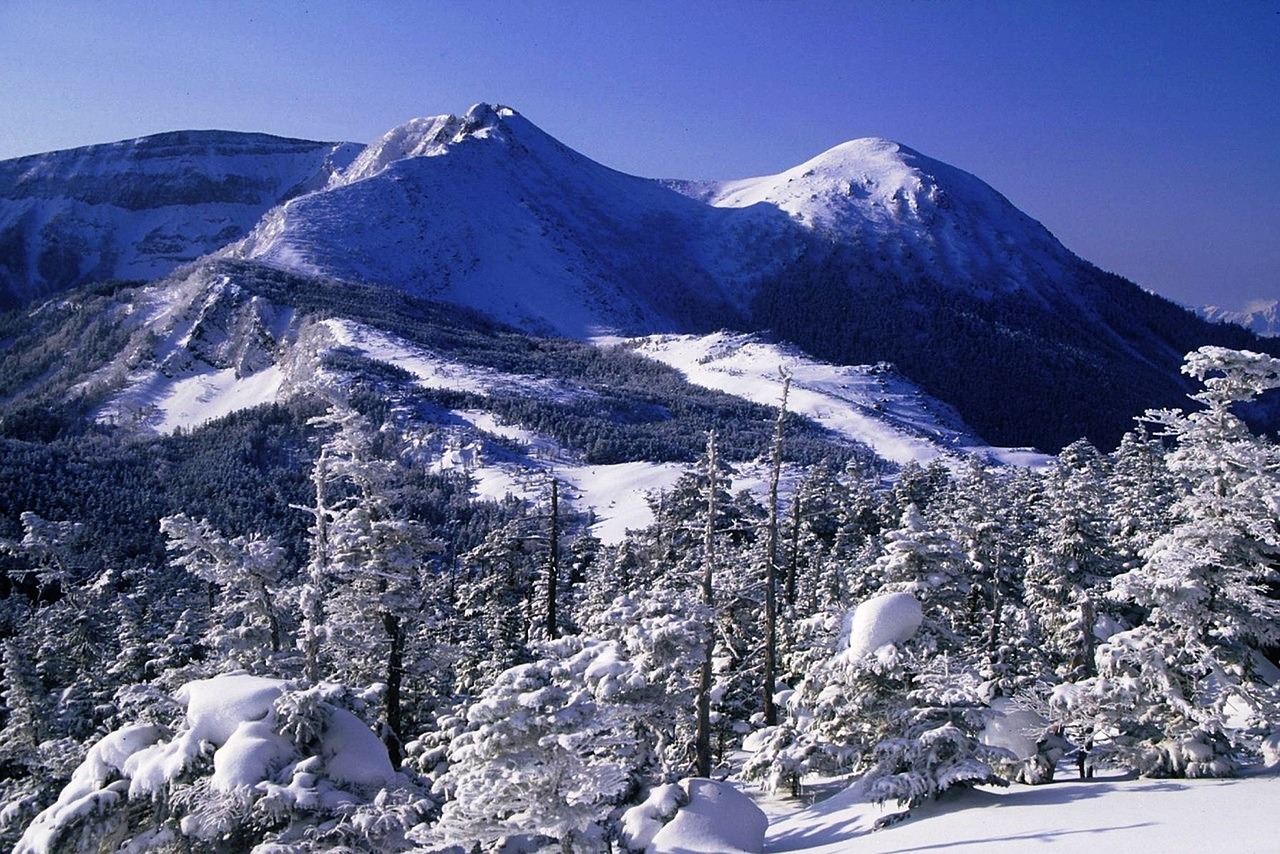 日本甲府地方气象台：富士山山顶附近出现初冠雪