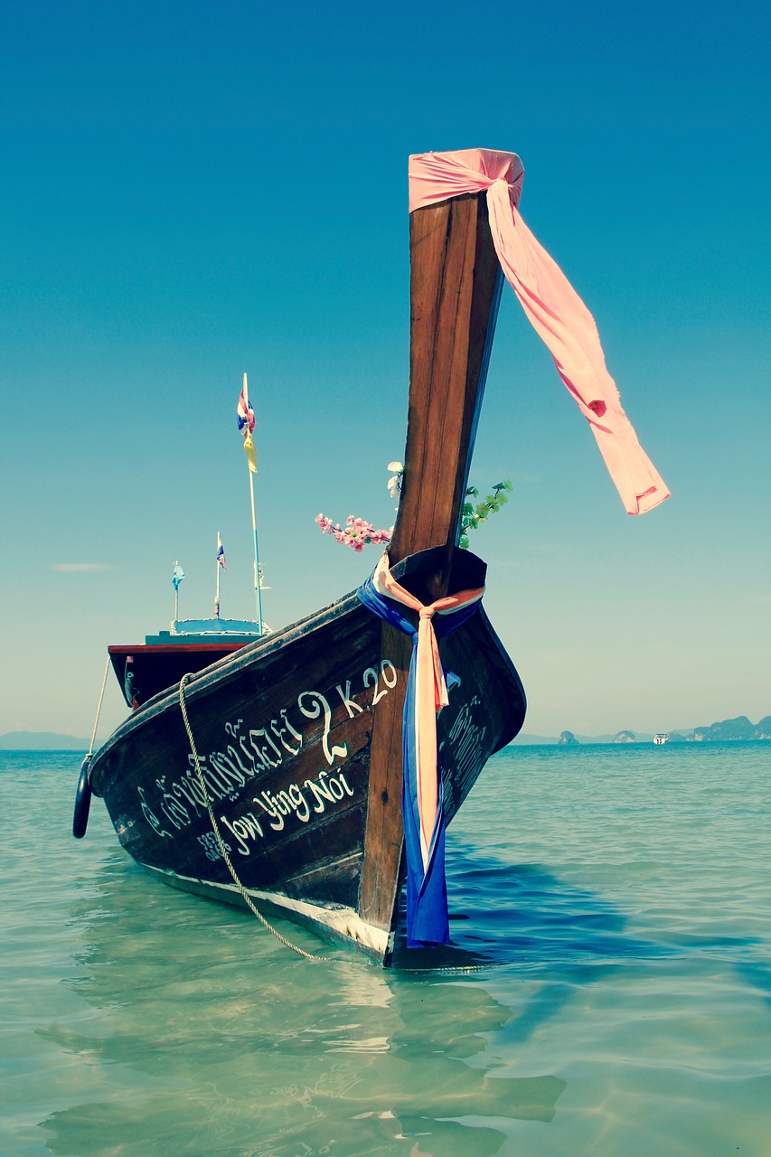 一艘载有45人的游船在红海海域沉没