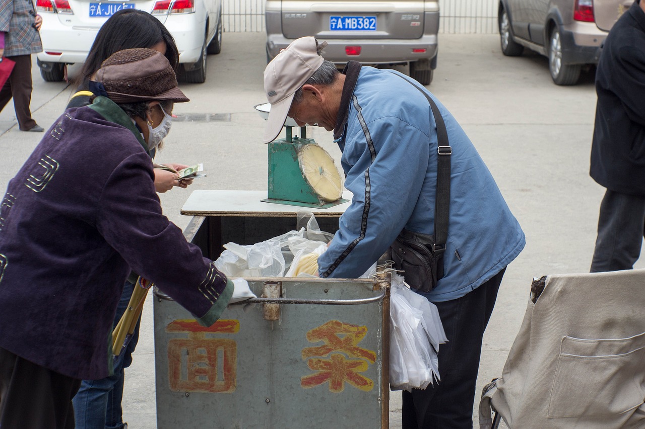 专家建议冬季降温老年人别太早出门 预防脑卒中风险